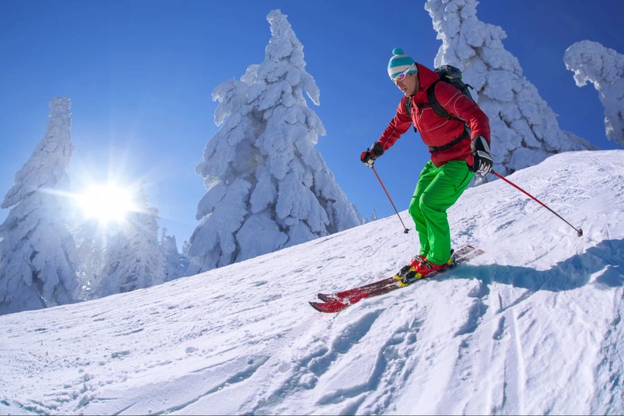 Mann beim Skifahren