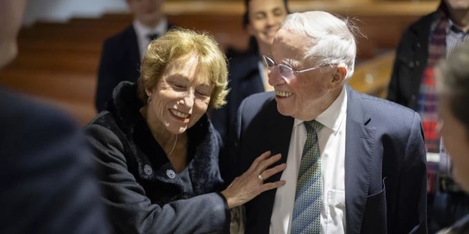 Alt Bundesrat Christoph Blocher, rechts, und seine Frau Silvia Blocher, links, im Gespräch mit Besuchern in der Kirche Tal in Herrliberg ZH, in welcher er einige Bilder seiner Sammlung zeigt, am 4. Februar 2024. Herrliberg Christoph Blocher Silvia