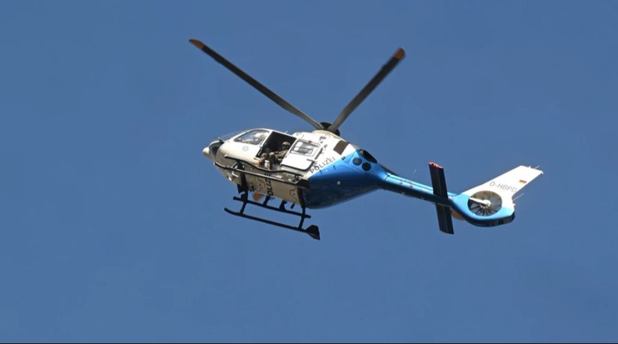 Die Polizei rückte mit einem Grossaufgebot aus. Unter anderem war ein Helikopter im Einsatz.