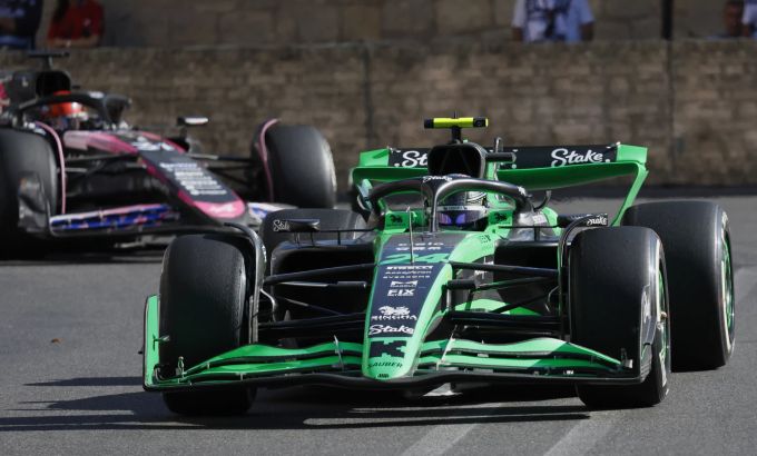 Mini-Highlight für Sauber: Zhou Guanyu hielt in Aserbaidschan den Alpine von Esteban Ocon hinter sich. Sauber Formel 1 Zhou