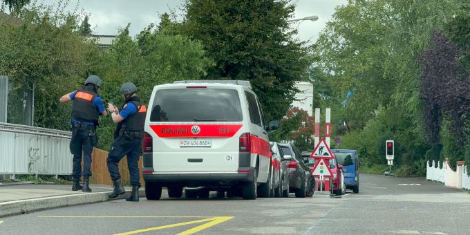 Polizisten der Kapo Zürich bereiten sich auf einen Einsatz vor. Kapo Zürich