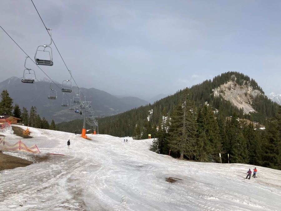 Während dies in höher gelegenen Gebieten kein Problem ist, gibt es an vielen tiefer gelegenen Orten Schneemangel.