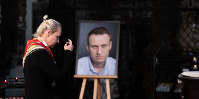 Alexej Nawalny war in einem russischen Straflager ums Leben gekommen. Seine Anhänger sprechen von Mord. Hier im Bild ist die Witwe Julia Nawalnaja während eines Gottesdiensts an seinem Geburtstag im Juni zu sehen. Alexej Nawalny