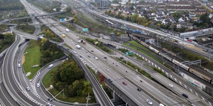 Die Staumeldungen bilden heute eine fixe Grösse im Newsprogramm. Wie Studien belegen, schädigt Stau die Umwelt viel stärker als fliessender Verkehr. Autobahn-Ausbau