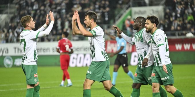 Der FC St.Gallen um Captain Lukas Görtler (m) ist seit acht Spielen sieglos. FC St.Gallen