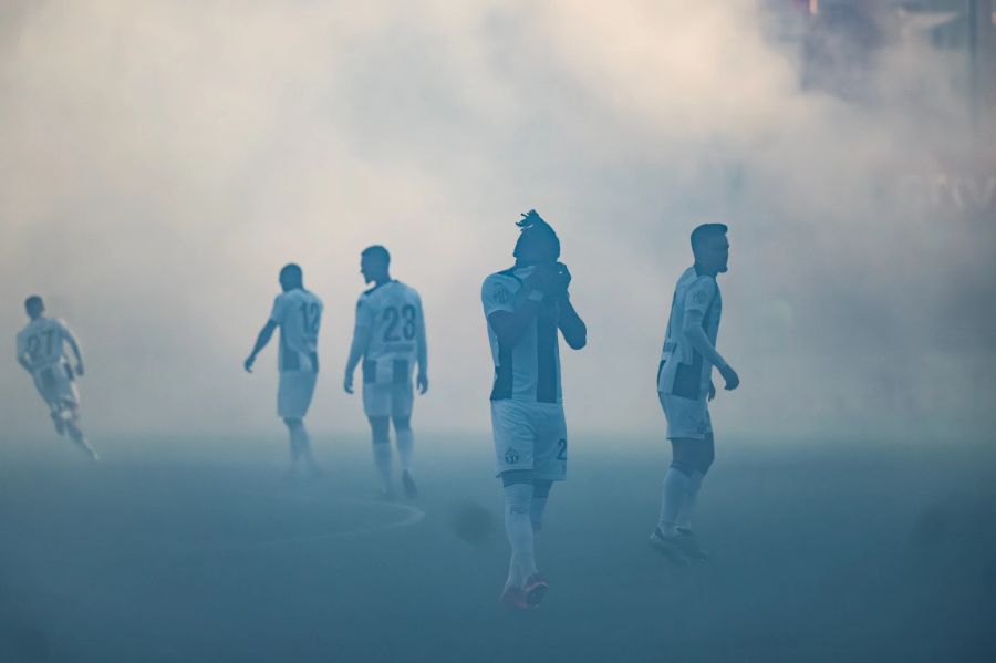 Die Fans des FC Zürich sorgen mit zahlreichen Pyros für einen verspäteten Anpfiff.