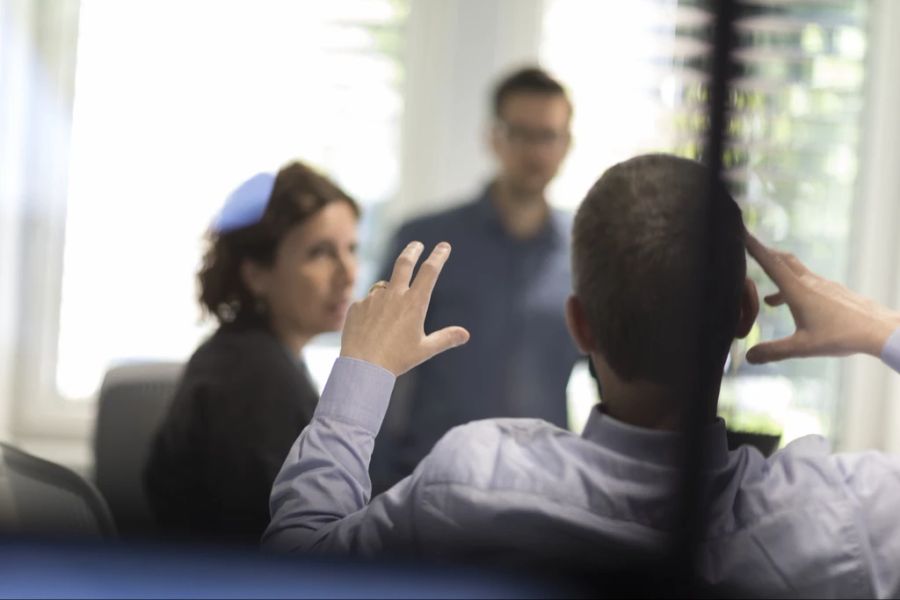 «Arbeitet ihr wirklich? Ich sitze eigentlich nur in Meetings rum und nicke», schreibt ein Mitarbeiter aus der Finanzbranche. (Symbolbild)