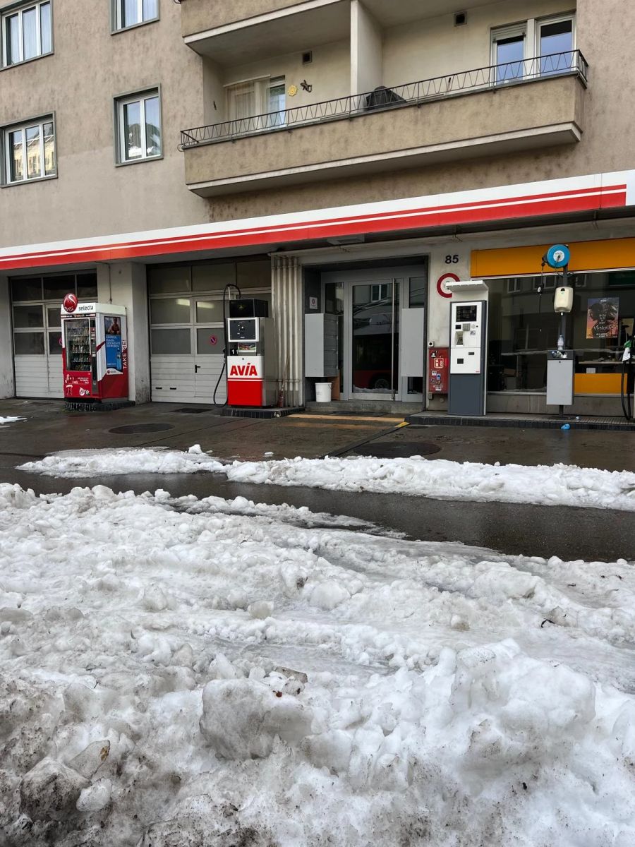 Und auch die Ausfahrt einer Tankstelle in der Länggasse ist durch Schnee blockiert.