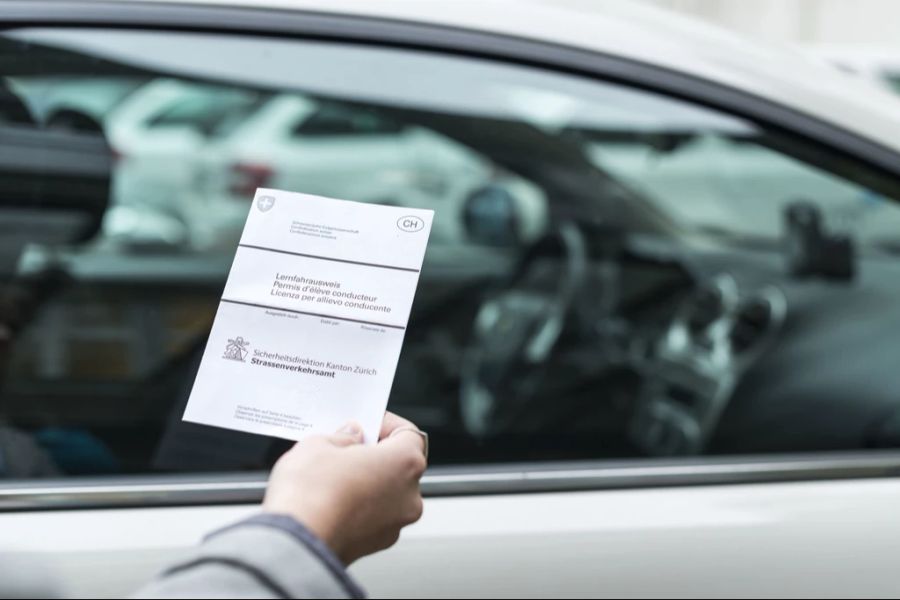 Ein Grund dafür: Der Verkehr sei heute anspruchsvoller, sagt ein Zürcher Fahrlehrer.