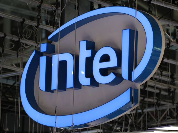 Intel steht vor mehreren Herausforderungen und will nun das Vertrauen der Investoren zurückgewinnen. Logo Intel