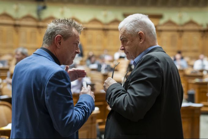 Die Nationalräte Felix Wettstein (GPS/SO), rechts, diskutiert mit Reto Nause (Mitte/BE), während der Budgetdebatte, an der Wintersession der Eidgenössischen Räte, am 3. Dezember 2024 im Nationalrat in Bern. Felix Wettstein Reto Nause