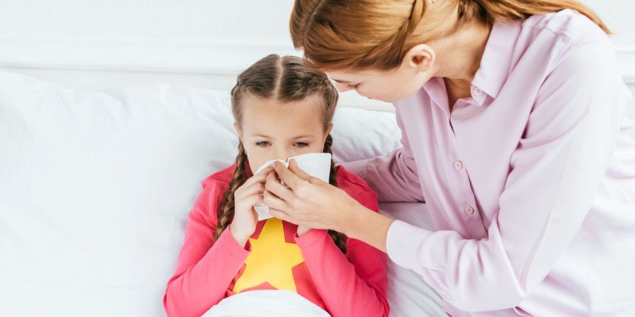 Mutter pflegt kranke Tochter