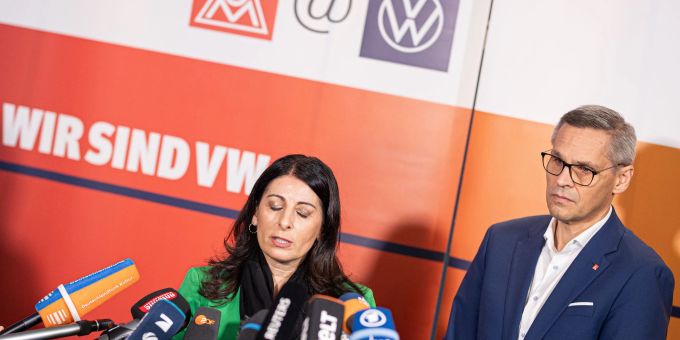 IG-Metall-Bezirksleiter Thorsten Gröger (rechts) und Betriebsratschefin Daniela Cavallo stellen in der Tarifrunde klare Bedingungen. (Archivbild) IG-Metall