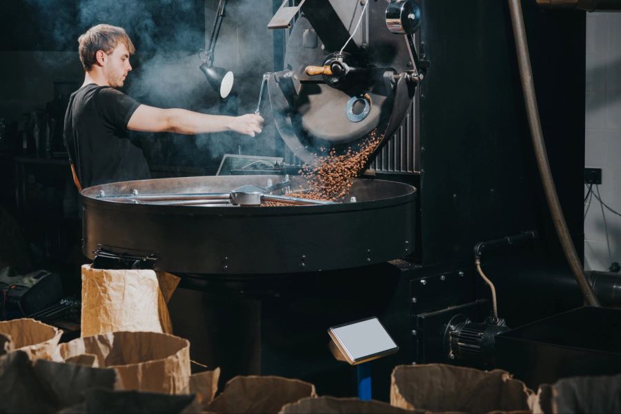 Kaffeeröstung Mann Säcke mit Kaffee