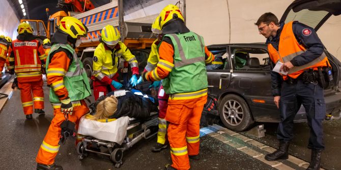 mehreren verletzten Personen