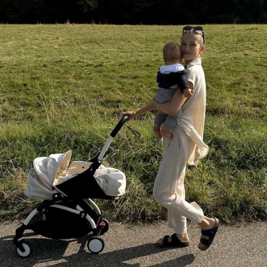 Die Zürcherin beim Spazieren mit ihrem Baby.