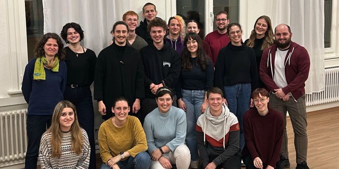 Reihe vorne v. l. n. r: Tosca Martinez, Melina Aletti, Silia Aletti, Dario Grolimund, Angela Baumann; Reihe Mitte v. l. n. r.: Cécile Send, Lisa Zoi De Man, Alex Strittmatter, Beda Küttel, Noemi Abed, Eli Wolff, Martin Eng; Reihe hinten v. l. n. r.: Flurin Vögeli, Elia Rutschi, Koira Roth, Tamara Hermann, Timo Probst, Åsa Straumann. Gruppenfoto Frauen Männer Innenraum