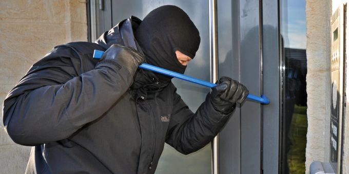 Die Zahl der Einbrüche nimmt in der Schweiz wieder zu. So aber auch der Verkauf von Alarmanlagen. (Symbolbild) Einbrüche Schweiz Alarmanlagen