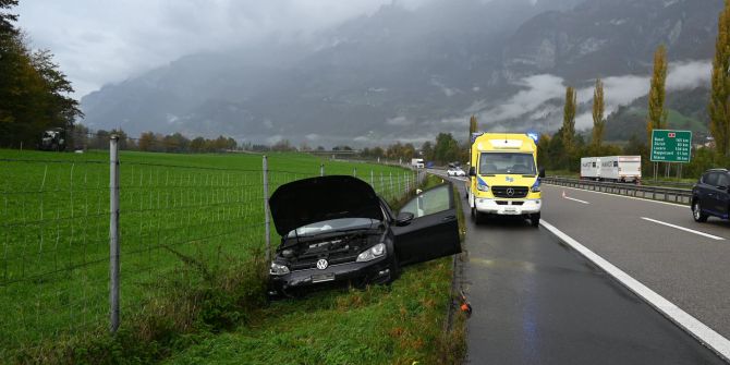 Selbstunfall mit Auto.