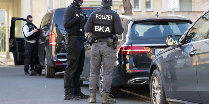 Bei der Razzia gegen mutmassliche Rechtsterroristen in Deutschland, Polen und Österreich wurden am Dienstag acht Männer festgenommen. (Archivbild) Bei der Razzia gegen mutmassliche Rechtsterroristen in Deutschland, Polen und Österreich wurden am Dienstag acht Männer festgenommen (Archivbild).