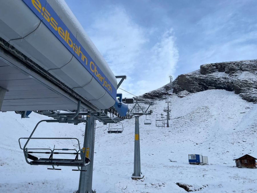 Auf der First in Grindelwald liegt etwas mehr Schnee. Hier die Sesselbahn Oberjoch auf 2168 Meter über Meer.