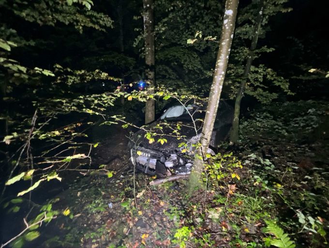 Die Kantonspolizei fand ein verunfalltes Fahrzeug bei der Unfallstelle. verunfalltes Fahrzeug