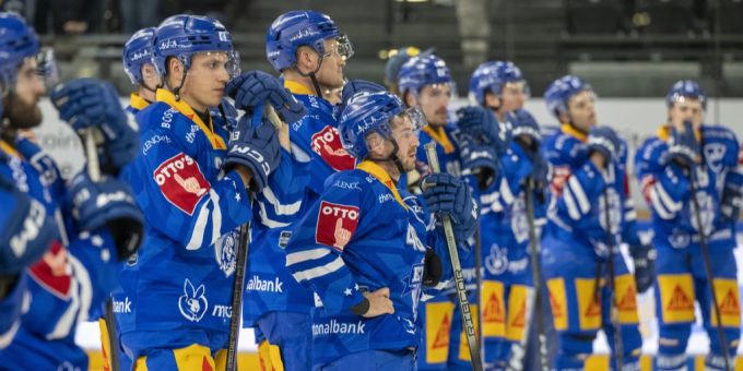 Gegen Ambri kassiert der EV Zug die erste Saisonniederlage. ev zug