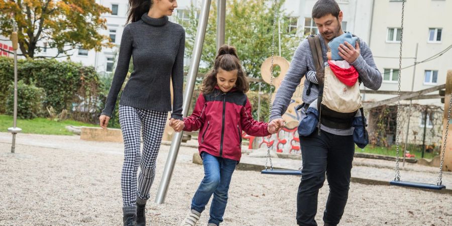 Zum Weltspartag locken wieder viele Geldinstitute Eltern und Kinder in die Filialen - sie können das Taschengeld aus der Spardose einzahlen.