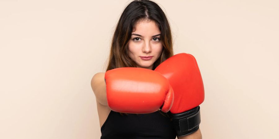 Frau mit Boxhandschuhen