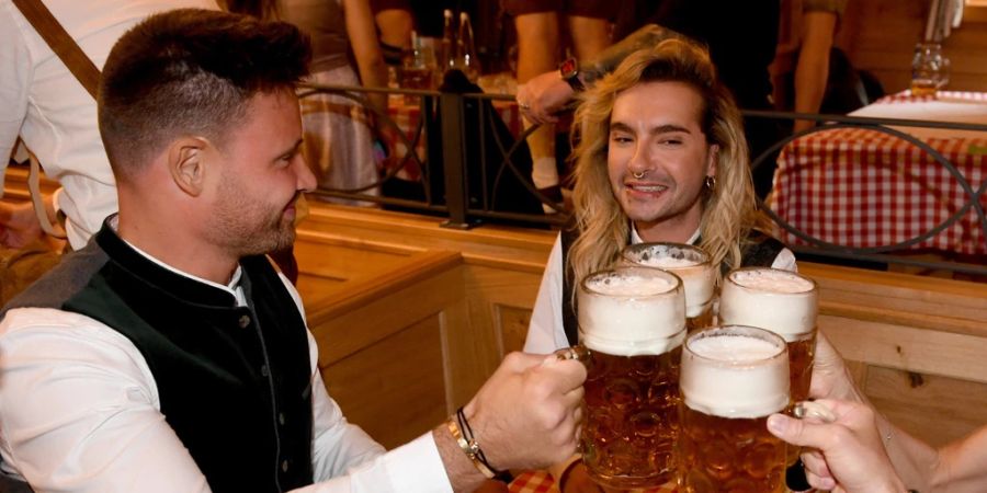 Auch Promis wie Bill Kaulitz (r.) statten dem Oktoberfest gerne einen Besuch ab.