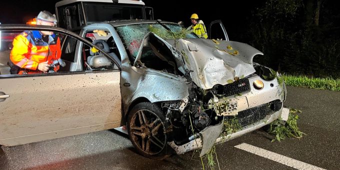 Aeugst am Albis: Selbstunfall mit Personenwagen fordert zwei Verletzte. Selbstunfall mit Personenwagen