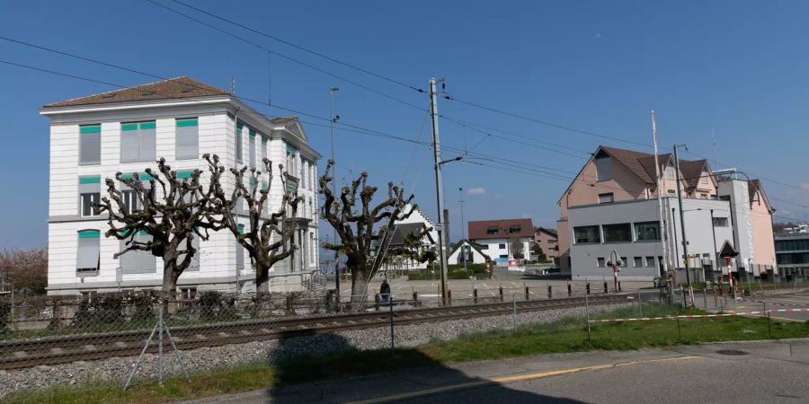 Die Schule Wollerau und das Gemeindehaus.