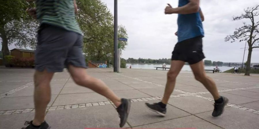 Auch beim Joggen gilt das Kontaktverbot. Foto: Frank Rumpenhorst/dpa