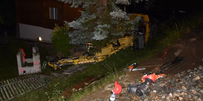 Bei dem Unfall in Disentis wurde ein Baggerführer in seiner Führerkabine eingeklemmt.