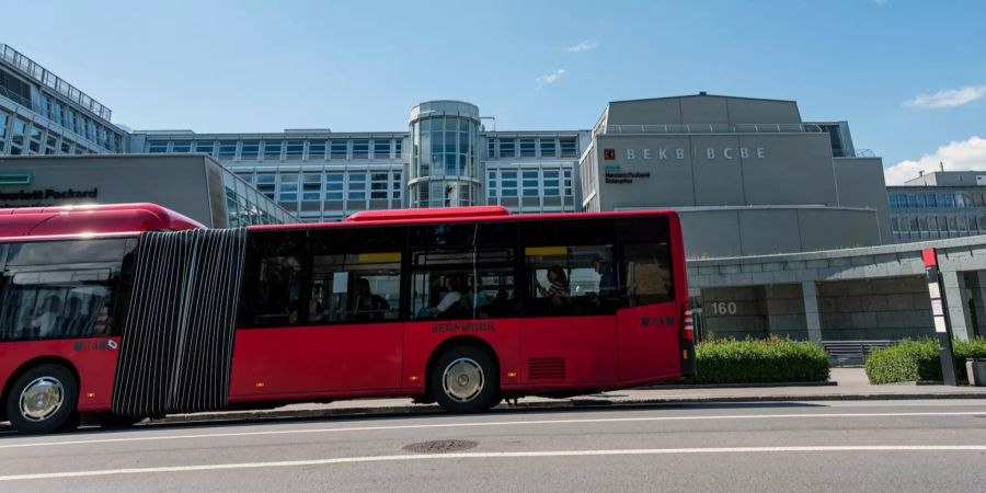 Bern Mobil Bus vor dem Betriebsgebäude der Berner Kantonalbank (BEKB) an der Schwarzenburgstrasse 160 in Liebefeld.