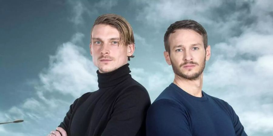 Die saarländischen «Tatort»-Hauptkommissare, Adam Schürk (Daniel Strässer, l) und Leo Hölzer (Vladimir Burlakov). Wegen der Corona-Pandamie starten die Dreharbeiten zum neuen Saarbrücken-«Tatort» mit zehn Wochen Verspätung. Foto: Manuela Meyer Peter Liwoski/Saarländischer Rundfunk/dpa