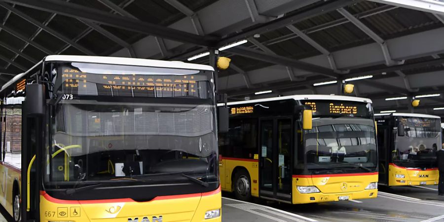 Wegen Angst vor dem Coronavirus sind die Züge und die Postautos nur zur Hälfte voll.