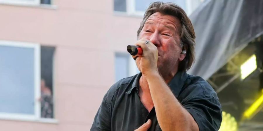 Claudius Dreilich gibt mit seiner Band Karat ein Hotelzimmer-Konzert. Foto: Jan Woitas/dpa-Zentralbild/dpa