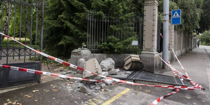 Ein durch ein Auto zerstörter Eingang von dem Friedhof Sihlfeld in Zürich. friedhof sihlfeld zürich