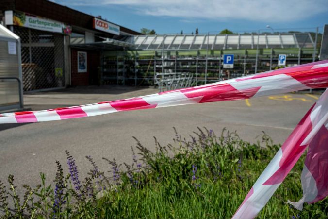 Absperrband vor dem geschlossenen Coop Gartencenter in Münsingen.