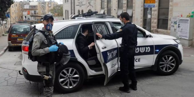 Israelische Polizisten überwachen die Ausgangssperren Israelische Polizisten überwachen die Ausgangssperren