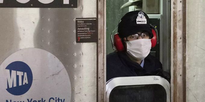 Weiterhin strenge Beschränkungen wegen Coronavirus: Ein U-Bahn-Fahrer mit Schutzmaske in der Bronx in New York. coronavirus