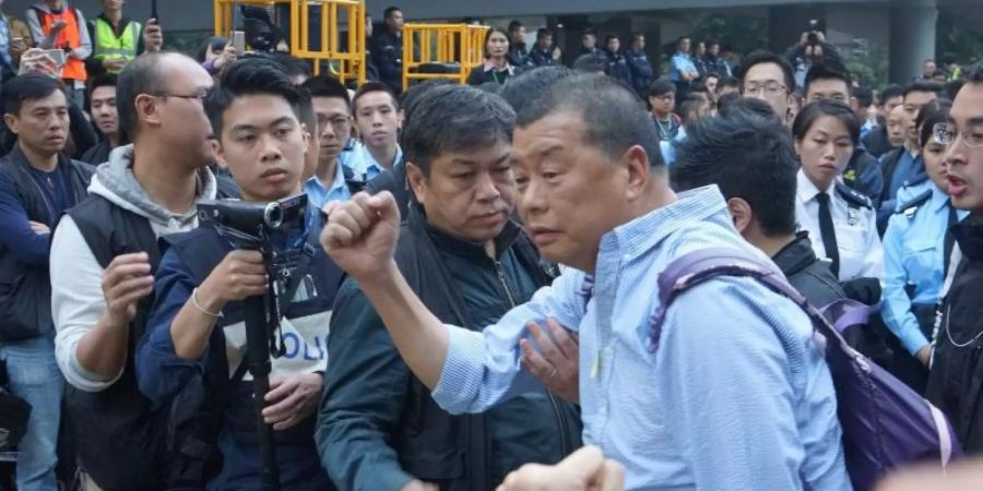 Der Gründer der grossen Hongkonger Zeitung «Apple Daily», Jimmy Lai (m.), wird von der Polizei bei einem Protest festgenommen. Foto: Str/EPA/dpa