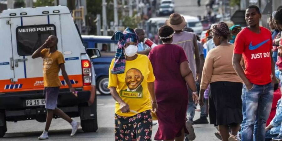 In Südafrika kämpfen Millionen Menschen ums Überleben, die Armut ist in wenigen Wochen dramatisch angewachsen. Foto: Jerome Delay/AP/dpa