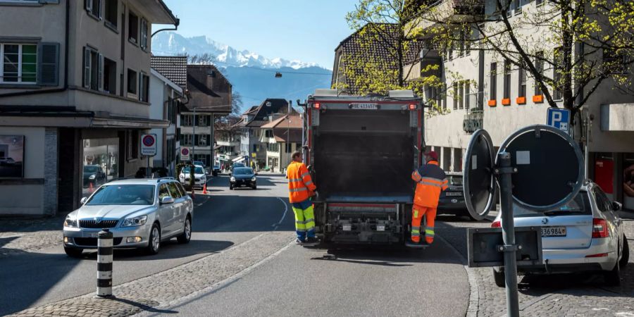 Kehrichtabfuhr an der Oberdorfstrasse in Steffisburg.