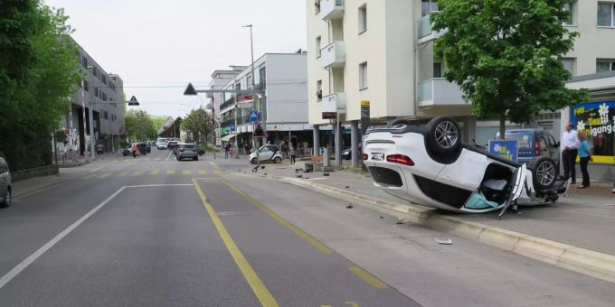 Therwil BL: Personenwagen kollidiert mit Kandelaber.