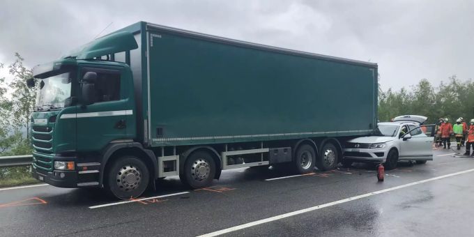 In Trin GR kollidierte ein Personenwagen mit einem Lastwagen. Trin GR Auffahrunfall