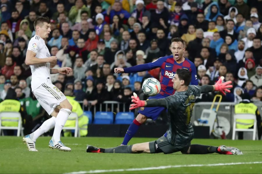 Barcelona-Mittelfeldspieler Arthur scheitert im Clasico am belgischen Schlussmann.