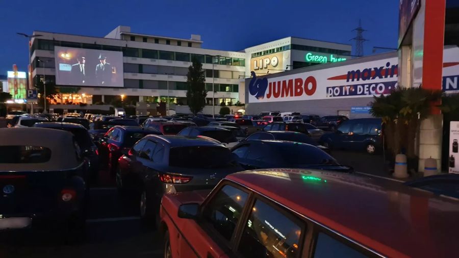 Das Autokino in Dietlikon findet auf dem Jumbo-Parkplatz statt.