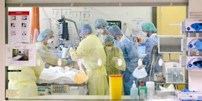 Ein Patient wird auf der Intensivstation des Universitätsspitals Basel behandelt. BAG Coronavirus